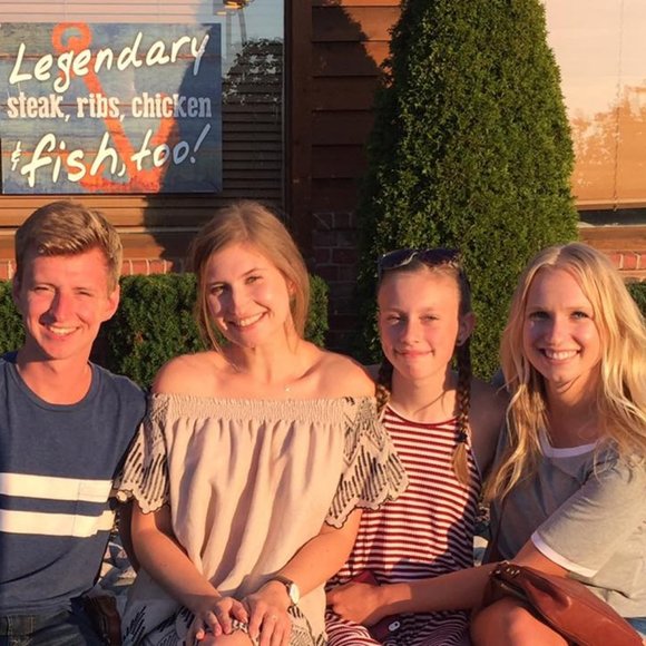 Meet your Posher, Danielle - Picture 2 of 2